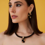PINGENTE GEOMÉTRICO ESMALTADO COM CRISTAIS E FECHO