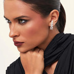 BRINCO EAR HOOK CURVO COM ZIRCÔNIAS REDONDAS