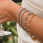PULSEIRA LISA COM ELOS TRANÇADOS E ESFERAS SLIM
