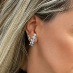 BRINCO EAR HOOK CURVO COM ZIRCÔNIAS REDONDAS