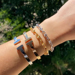 PULSEIRA LISA COM ELOS TRANÇADOS E ESFERAS